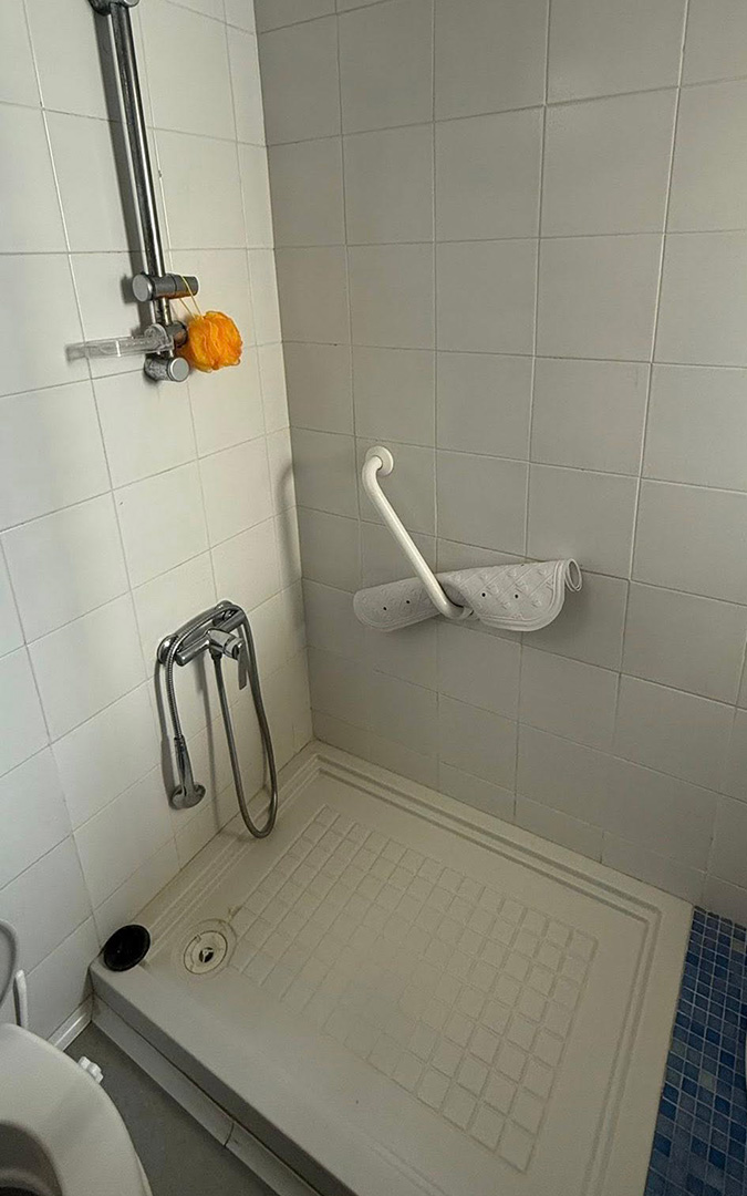Una de las duchas de la residencia antes de la reforma. / Ayto. Albalate