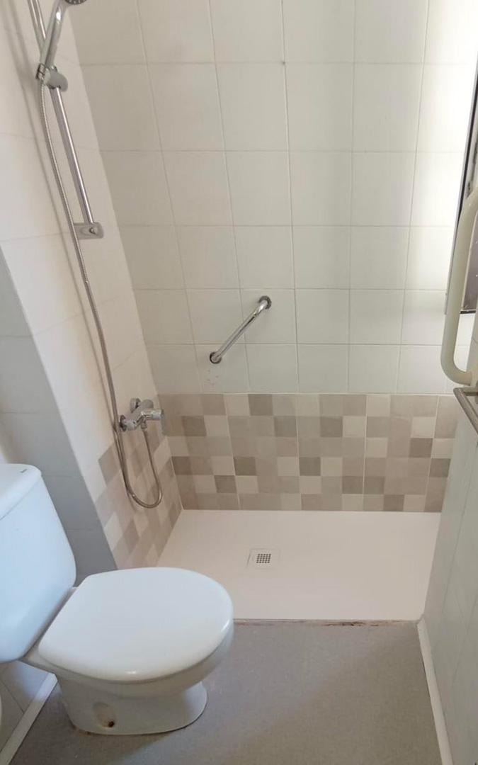 Una de las duchas de la residencia después de la reforma. / Ayto. Albalate