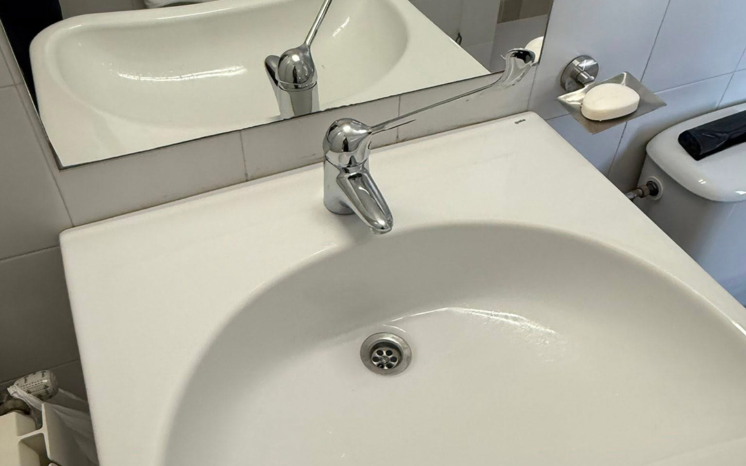 Uno de los lavabos con grifería accesible. / Ayto. Albalate