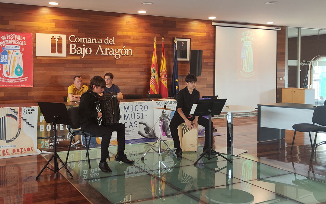 Adrián Tenías, al acordeón, y Valero García, a la percusión, ofrecieron un concierto durante la presentación del VII Festival de Micromúsicas de Valdealgorfa. /A.S.