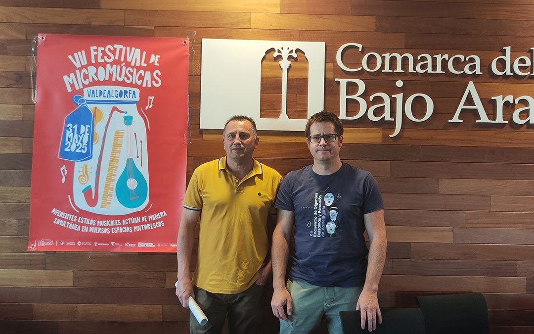 Pedro Antonio Romero, consejero de Cultura de la Comarca del Bajo Aragón; y Jorge Alloza Peris, Promotor del Festival, presentan el VII Festival de Micromúsicas de Valdealgorfa. /A.S.