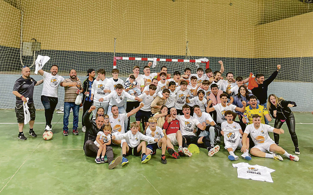 El AFS celebró con su afición el ascenso a Tercera División./ AFS