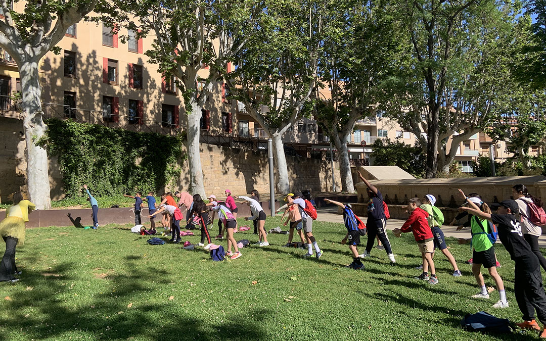 Los alumnos durante una de las pruebas de la yincana de esta mañana en la parada de evaporación. / S.C