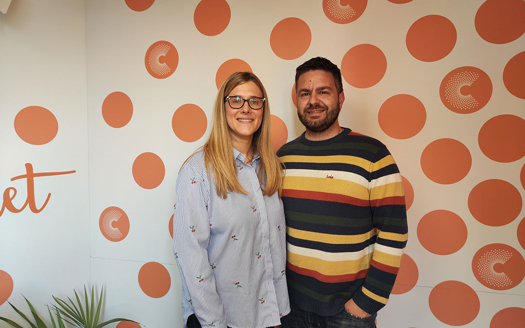 Los joteros alcañizanos, Isabel Rocatín y Jorge Sánchez, nos visitan en los estudios de Radio La Comarca. / La Comarca
