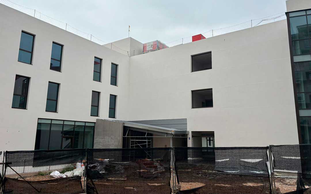 Aspecto actual de la nueva residencia de mayores de Alcañiz, para la que ya hay cerca de 150 usuarios en lista de espera./ M.M.
