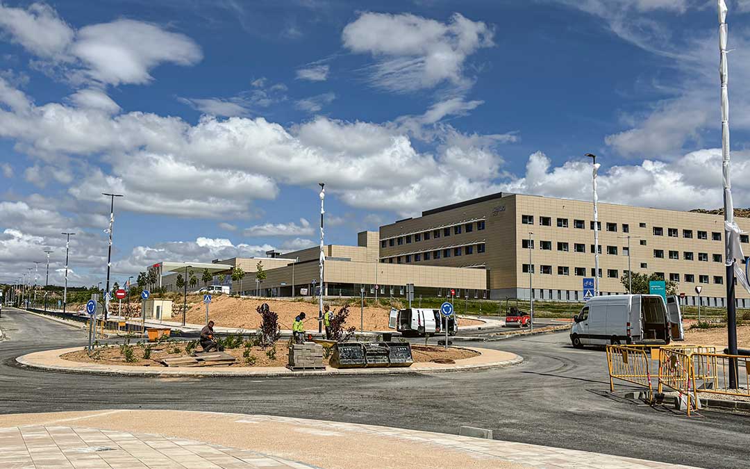 Las obras en el exterior del nuevo Hospital de Alcañiz avanzan notablemente. La previsión es que abra en junio./ M. Monreal