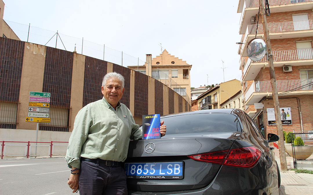Pellicer, junto a su inseparable taxi sosteniendo ‘2047. Odisea en el futuro’, su sexta publicación. / B. Severino