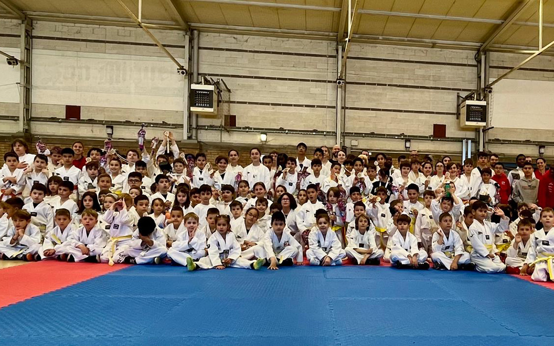 Foto de familia de los niños que participaron en la cita./ Cabral Team