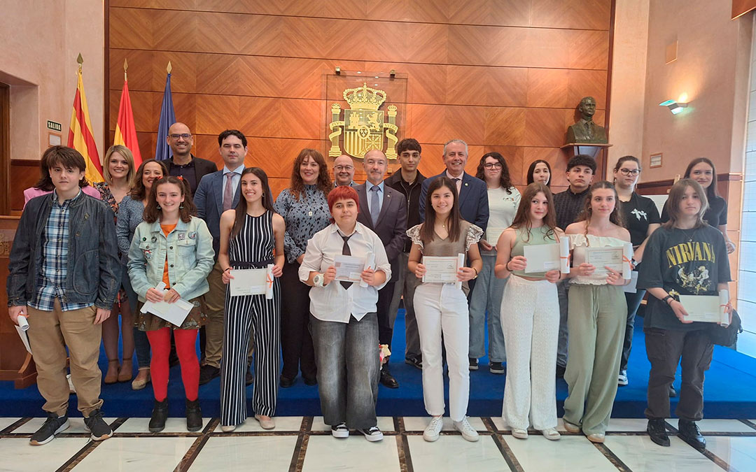 Todos los alumnos premiados en el V concurso de Cómic contra la Violencia de Género./ Delegación Gobierno Aragón