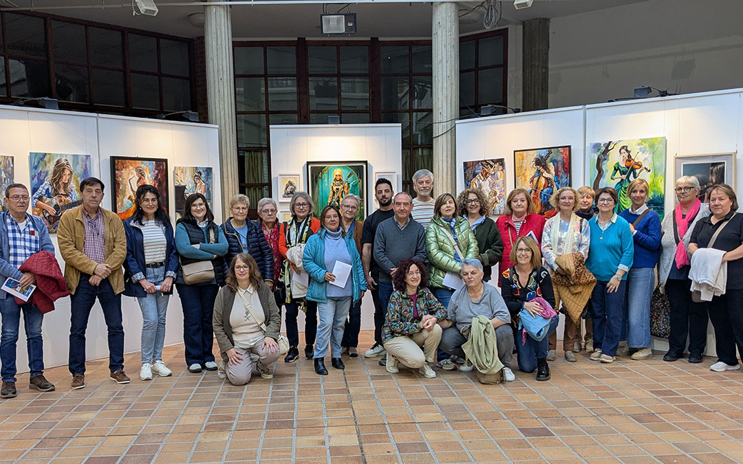 Los alumnos y alumnas del taller de pintura con el artista Alex Mirasol. / Ayto