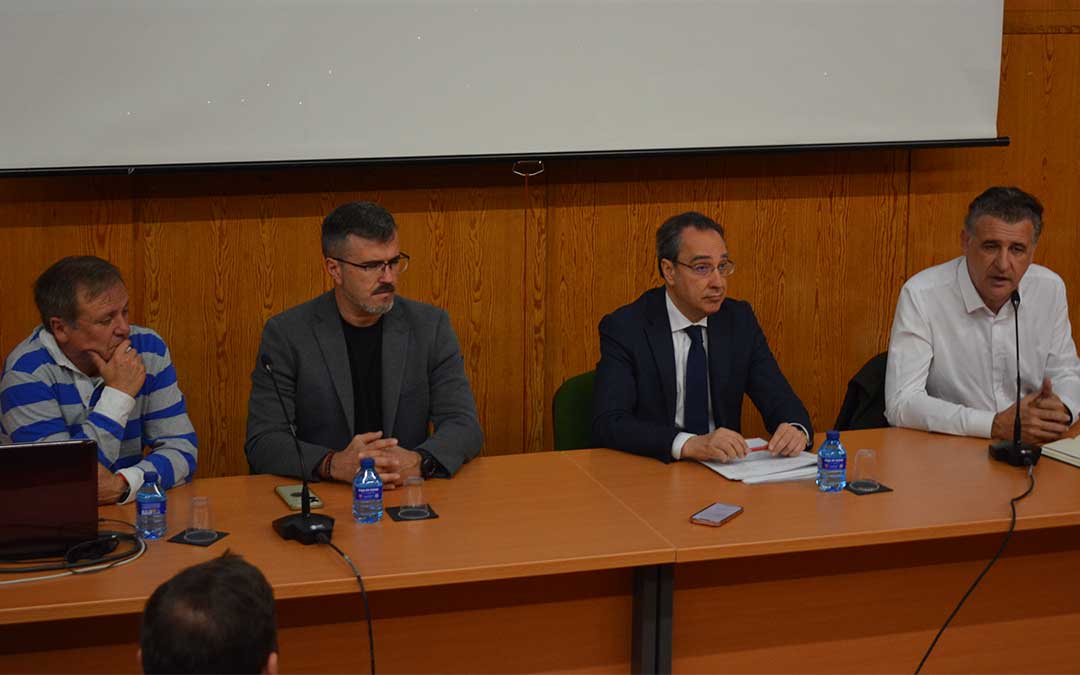 Alejo Galve, representante de UGT; Carlos Ros, alcalde de Ariño; Ignacio Montaner, director de Endesa en Aragón; y Joaquín Moreno, alcalde de Utrillas, durante las jornadas de Transición Justa celebradas este miércoles en Andorra./ C.O.
