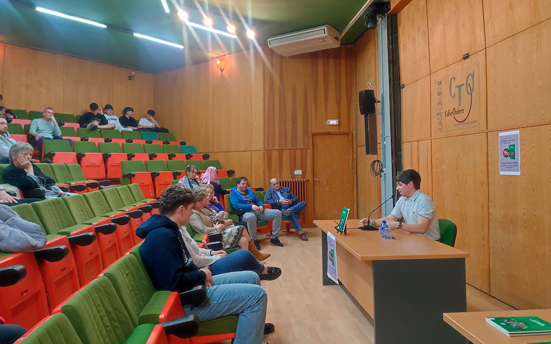 El escritor de Andorra, Rubén G. Bielsa, presenta en su localidad su nuevo libro 'Un balón como patria'. / Iulia Marinescu