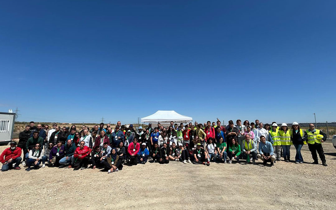 Alumnos del Centro Especial de Empleo ATADI, del Colegio de Educación Especial Gloria Fuertes y del Instituto de Andorra durante la visita al parque fotovoltaico Mudéjar. / ENDESA