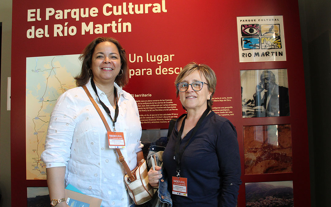 La concejal Frinnette Reynoso, y la técnico de Cultura Ana Mari Beamonte, en representación del Ayuntamiento de Villanueva de Gállego (Zaragoza), que este año ha celebrado su XXXVII Premio de Pintura Francisco Pradilla. / B. Severino