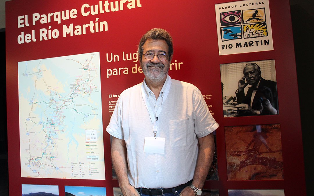 Francisco Bernal, catedrático de Historia Antigua y vicerrector de la UNIZAR, junto a la foto de su padre Antonio Beltrán, que da nombre a la sede. / B. Severino
