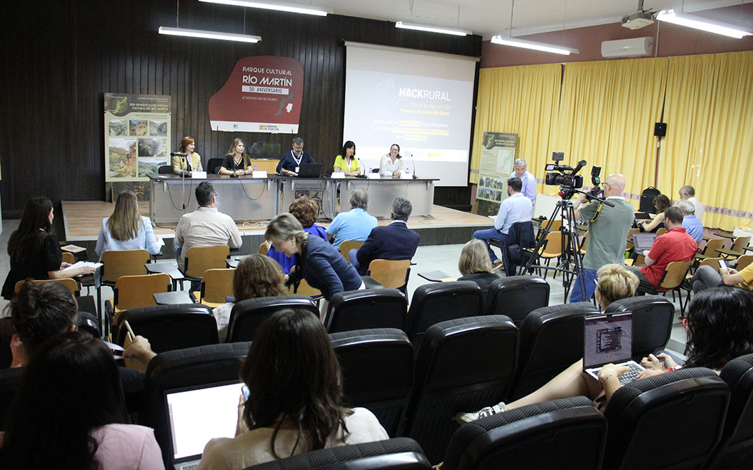 Acto de apertura a cargo de Marta Fernández, de AdHoc Gestión Cultural; Naiara Loras, presidenta de la Comarca Andorra-Sierra de Arcos; Carlos Ros, alcalde de Ariño; Gloria Pérez, directora de Cultura del Gobierno de Aragón; y Emma Garcés, presidenta del Consejo Rector del Parque Cultural del Río Martín. / B. Severino