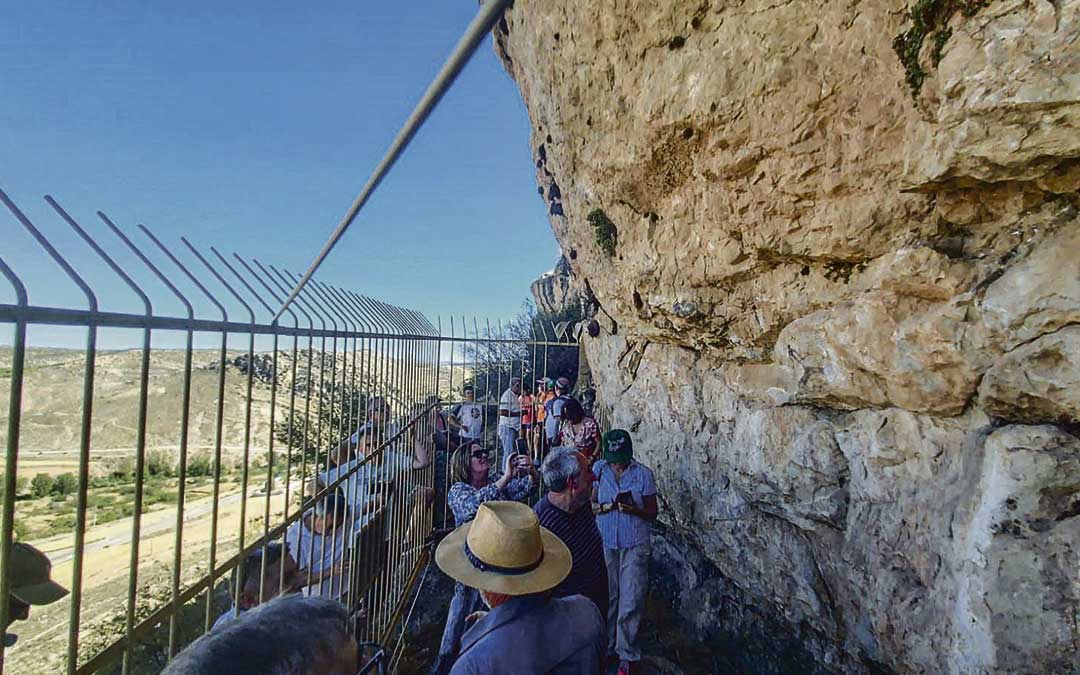 Una visita guiada a las pinturas rupestres en el Parque Cultural del Río Martín, una entidad que cumple tres décadas como «ejemplo de gestión patrimonial e innovación tecnológica», y será sede del Hackrural. / Parque Cultural Río Martín