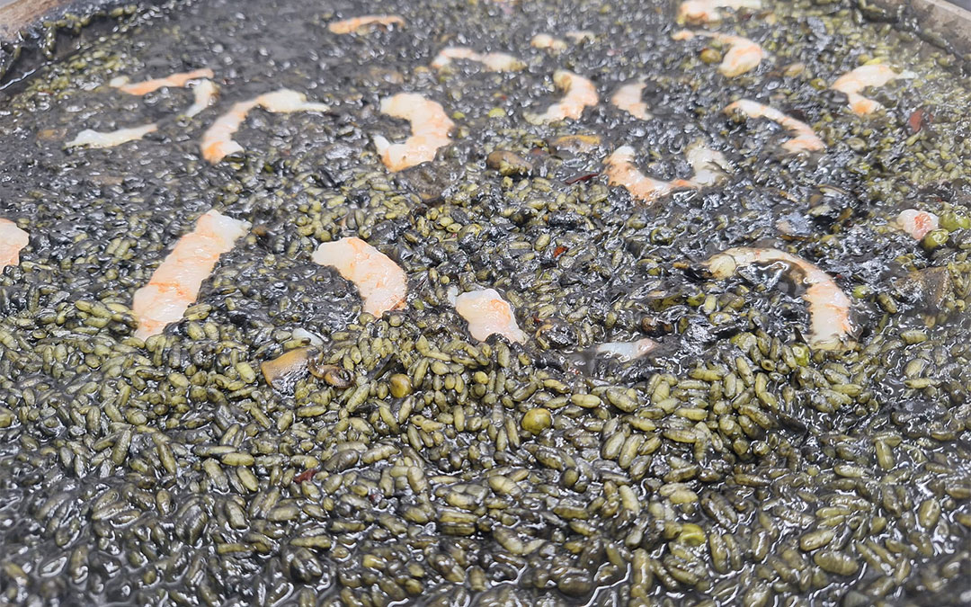 Arroz negro con chipirones, gambas y alioli./ Manuel Barrau