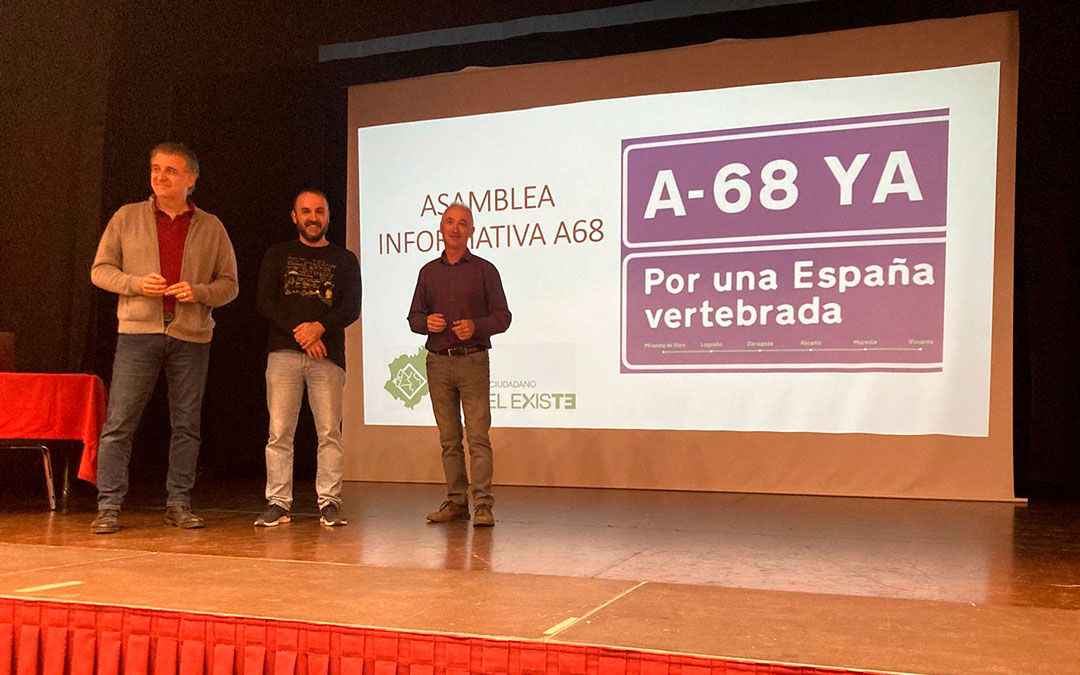 Asamblea informativa sobre la A-68 celebrada ayer. De izda a dcha: Joaquín Moreno, Jorge Santafé e Ismael Brenchat./ TE