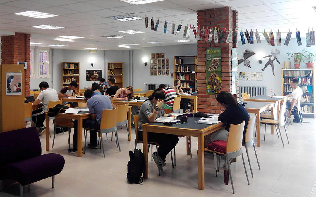Estudiantes en una de las bibliotecas de la UNED./ UNED