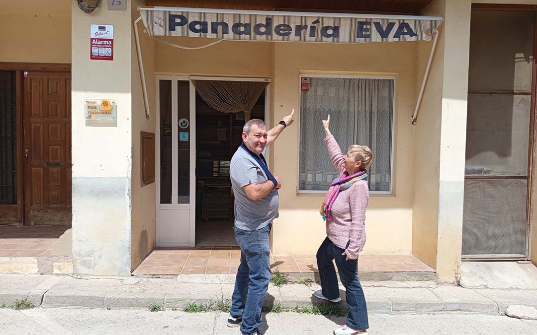 Eulogio Oliver, propietario de la panadería Eva, junto a María José Salvador, directora de Matarraña Radio./M.J. Salvador