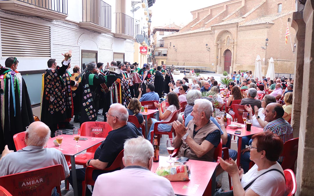 La plaza de España estaba repleta de gente que animó el paso de las tunas. /A.S.