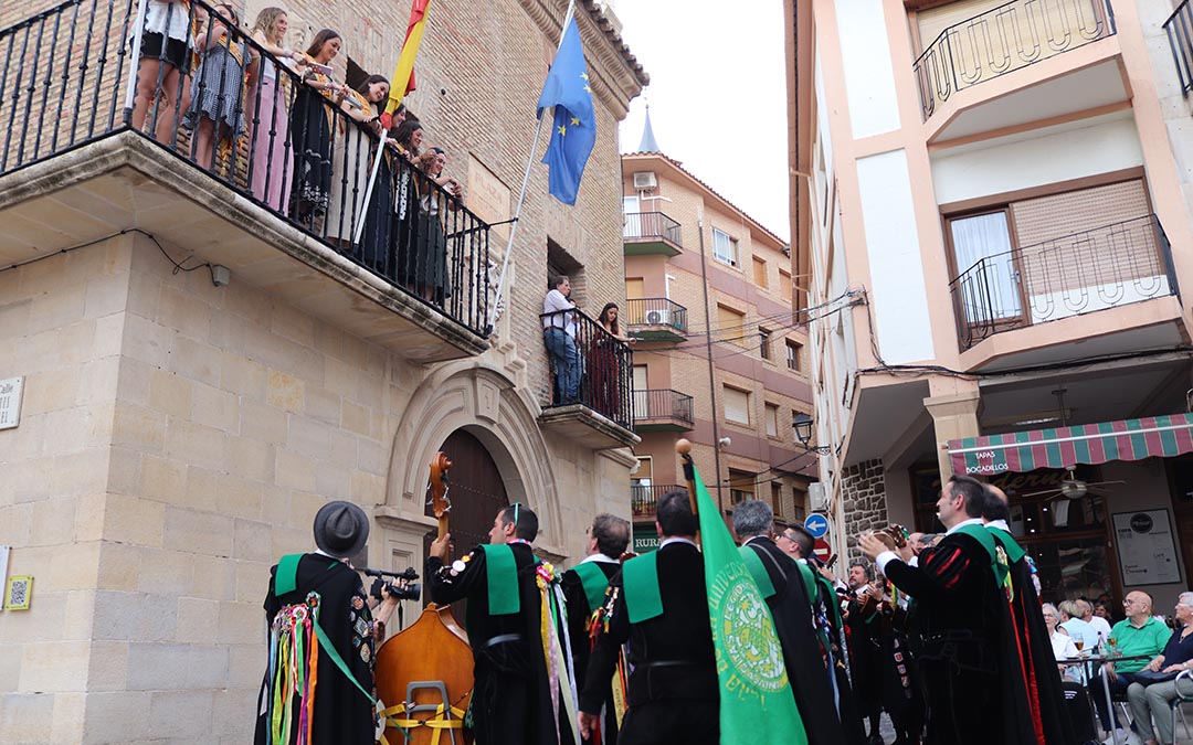 La tuna de la Universidad de León ofreció un amplio repertorio a las reinas de las fiestas. /A.S.