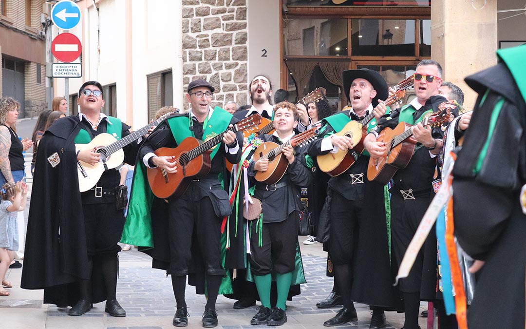 La tuna de la Universidad de León ofreció un amplio repertorio a las reinas de las fiestas. /A.S.