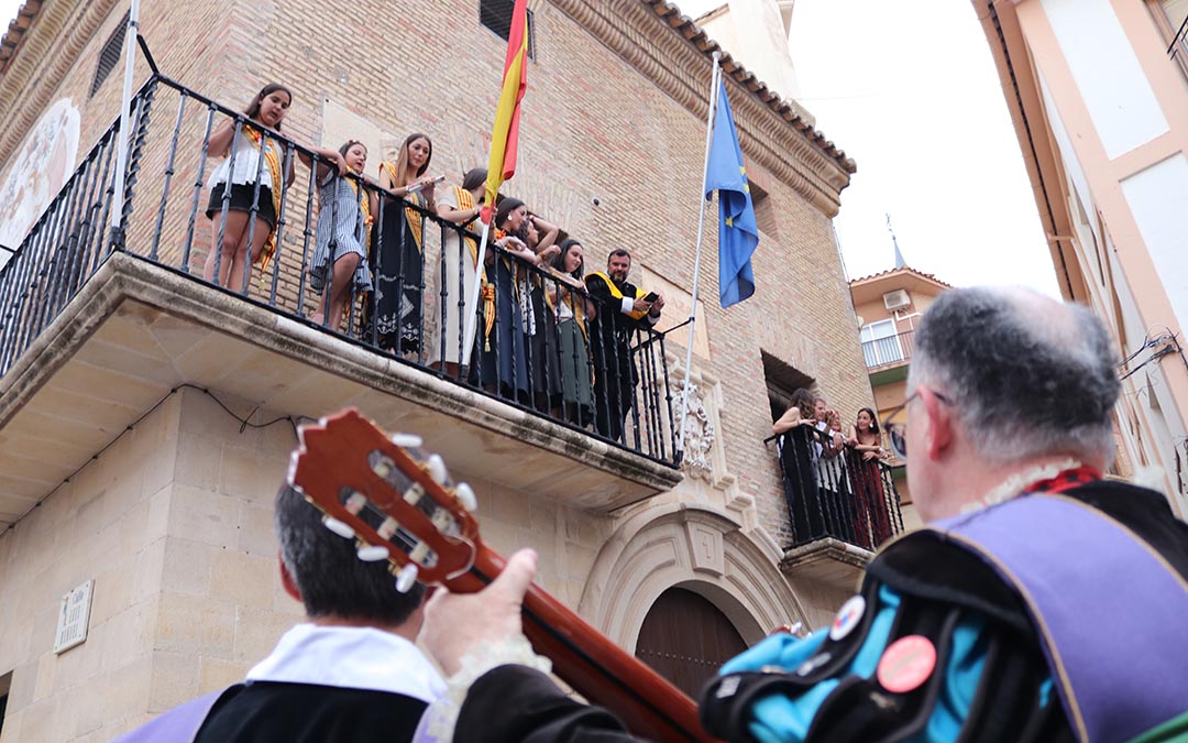 Las reinas de las fiestas desde el balcón vitorearon los cánticos que les ofrecieron las tunas. /A.S.