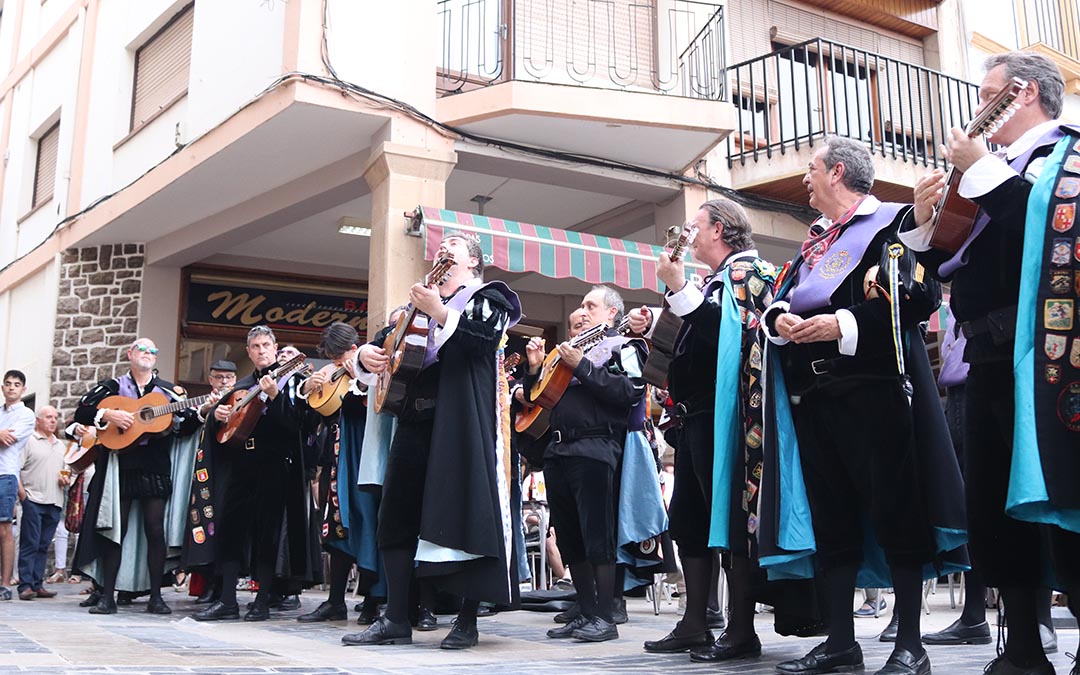 Las tunas ofrecieron todo tipo de canciones. /A.S.