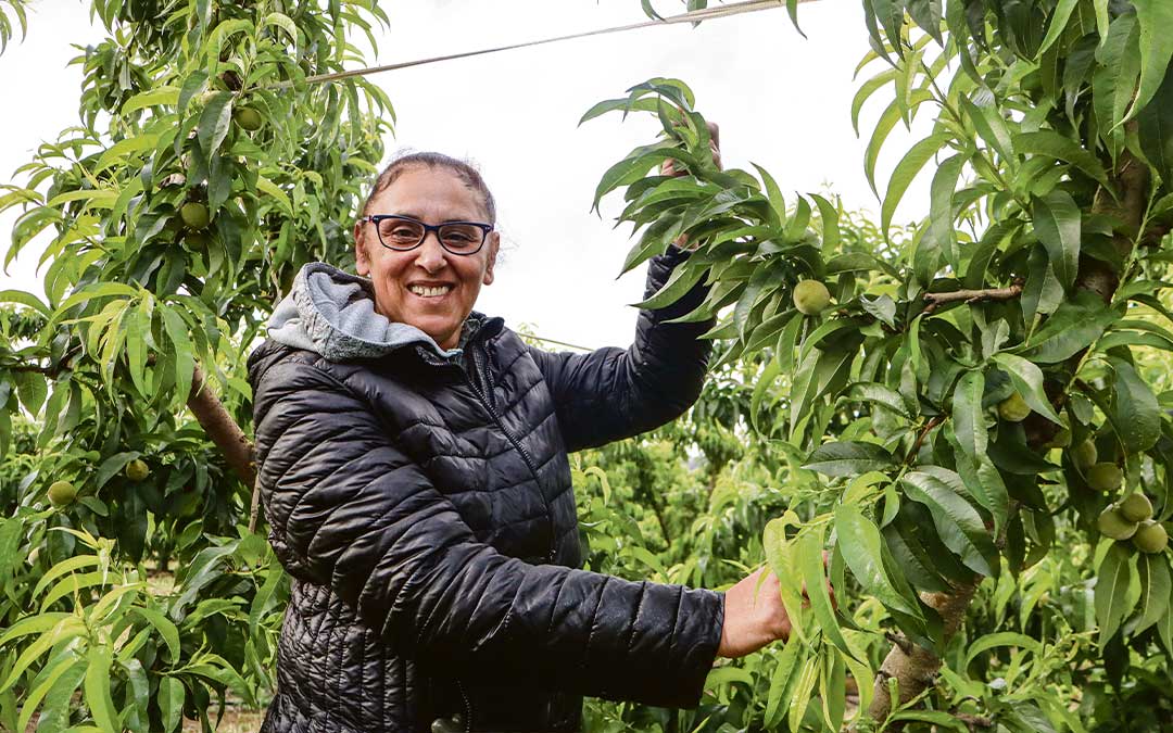 Violeta Koleva trabajando en el campo./ A.Z.