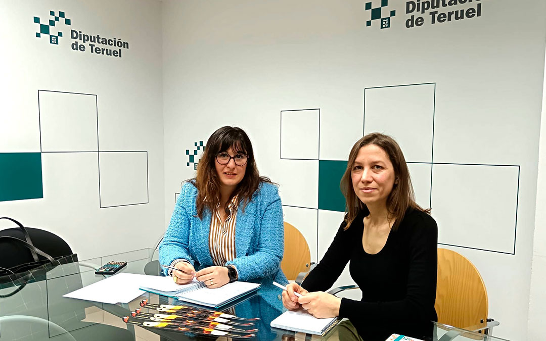 La diputada Marta Sancho y Luisa Valdivieso, del CEFCA, durante una reunión de colaboración entre ambas entidades de cara al eclipse./ DPT