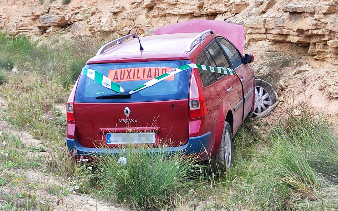 Coche siniestrado con los indicativos de "auxiliado". / Alberto Gracia