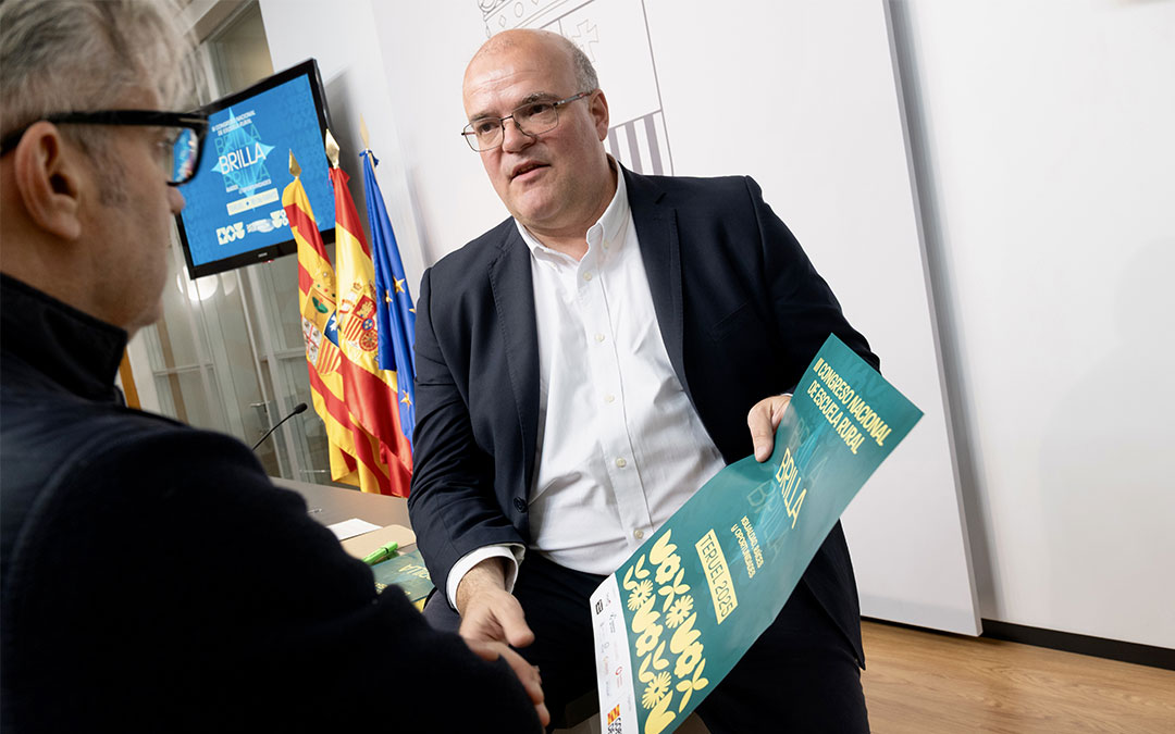 El director general de Personal, Formación e Innovación del Gobierno de Aragón, José María Cabello, presenta el III Congreso Nacional de Escuela Rural. / F.S