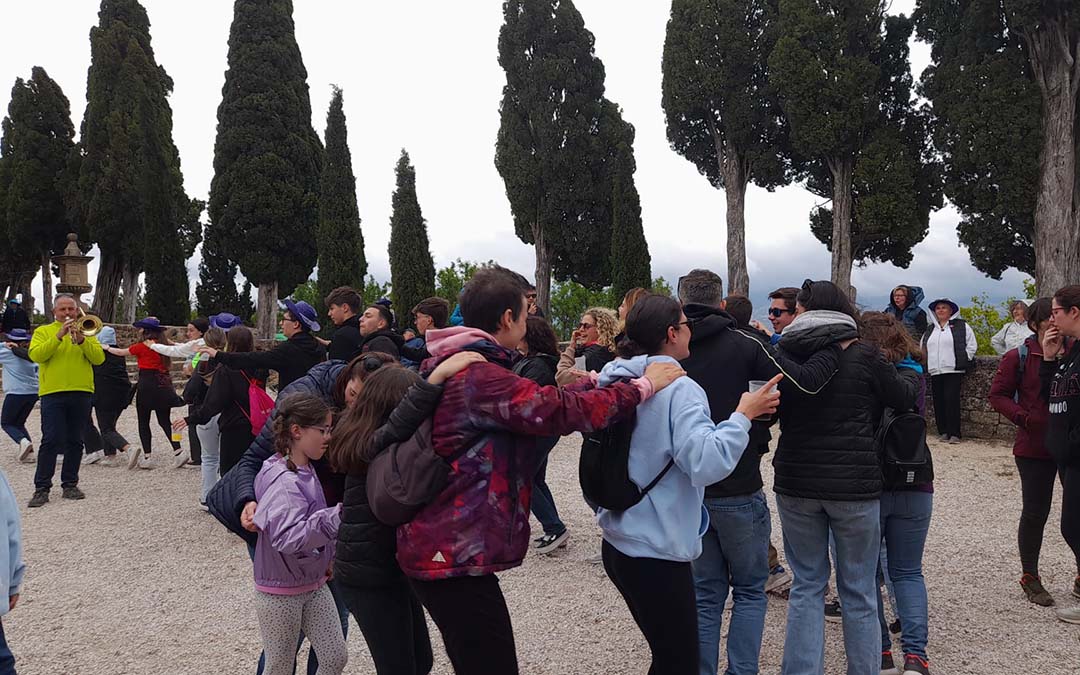 Bailando la conga en Cretas./M.J. Salvador
