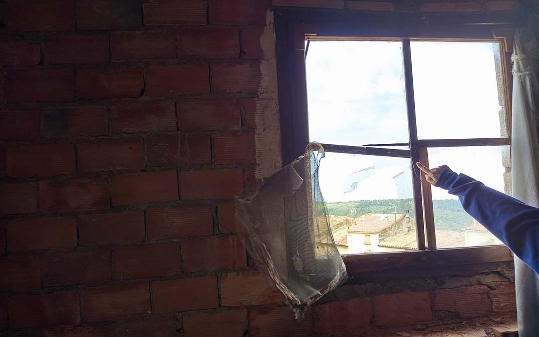 Detalle de la ventana rota de la casa a la que intentaron robar en Cretas./ La Comarca