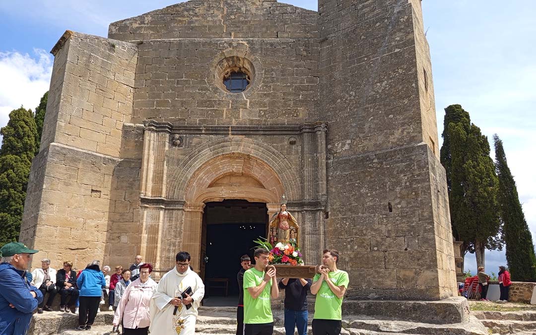 La Virgen de la Misericordia portada por jóvenes del pueblo para bendecir los campos./M.J. Salvador