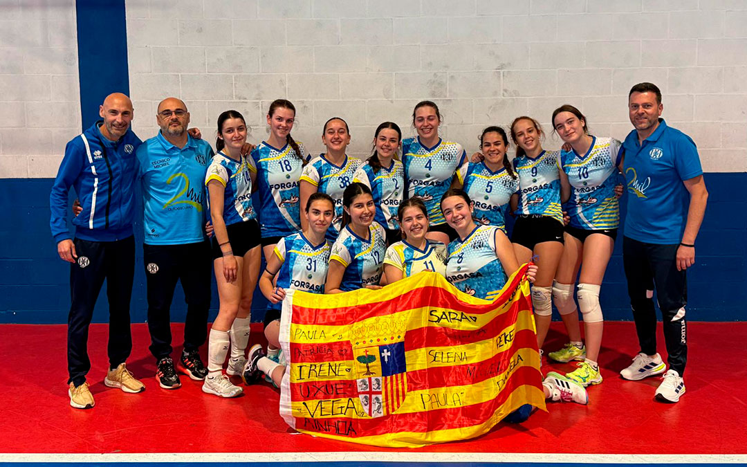 El equipo junto con sus entrenadores./ CV ALCAÑIZ