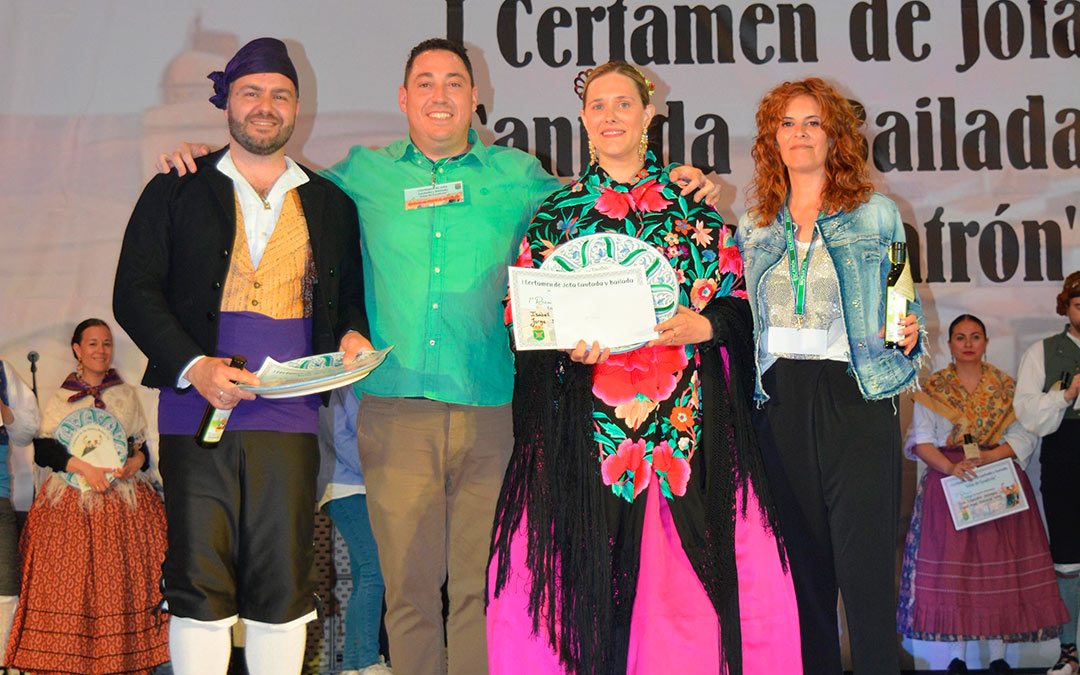 Los joteros alcañizanos Isabel Rocatín y Jorge Sánchez, ganan en categoría de canto de dúo en el I Certamen 'Villa de Escatrón'. /Isabel Rocatín