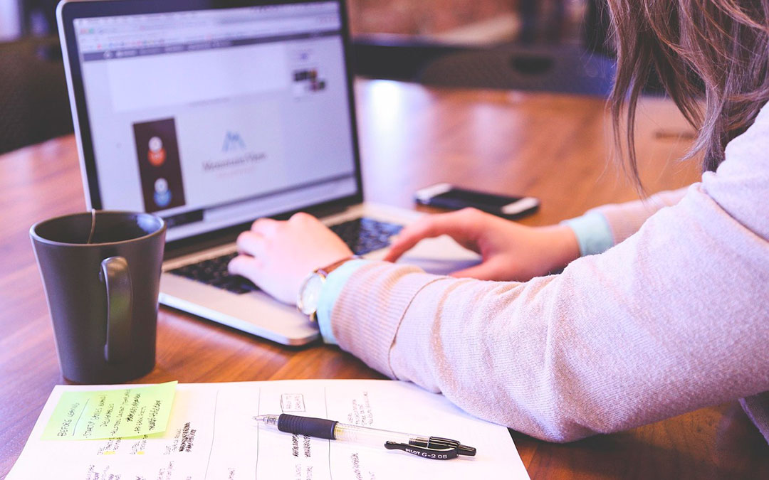 Imagen de archivo de un trabajador en una oficina./ PIXABAY