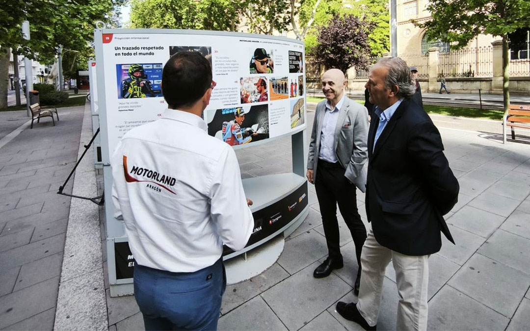 Explicación durante el recorrido en la presentación por parte de Jorge Panadés gerente de Motorland Aragón. / Motorland Aragón