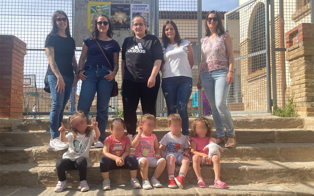 Algunas de las familias afectadas en la puerta del colegio Compromiso de Caspe./ S.F.