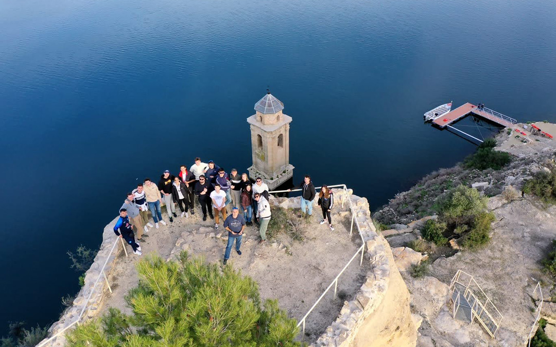 n En Fayón los turistas aumentan cada año con nuevas propuestas. En la imagen, un grupo que visitó los restos del castillo, recién inaugurados. /Ayto de Fayón