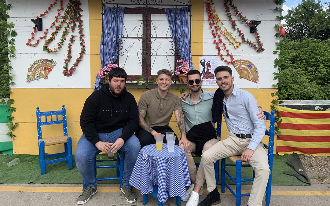 Grupo de amigos durante la Feria. / S.C