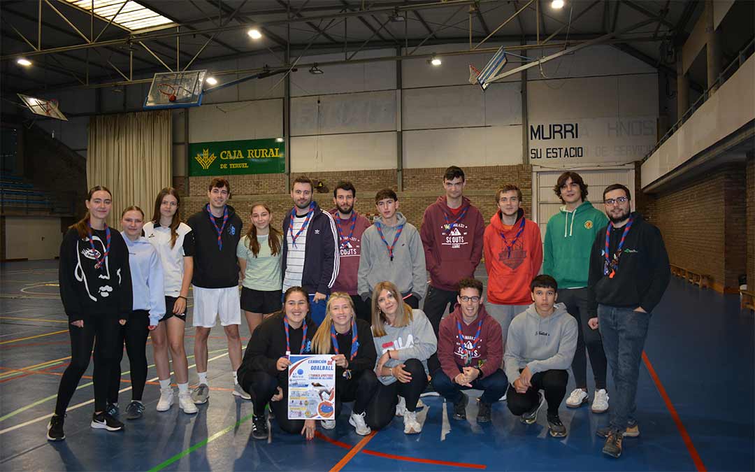 Integrantes del Club Balonmano y Scouts de Alcañiz dispuestos a disfrutar y conocer el Goalball./I.M.