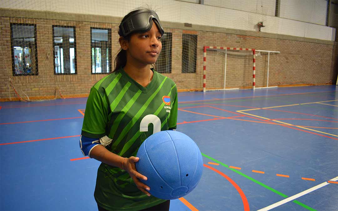 Una de las jugadoras sujetando la pelota de goalball./I.M.