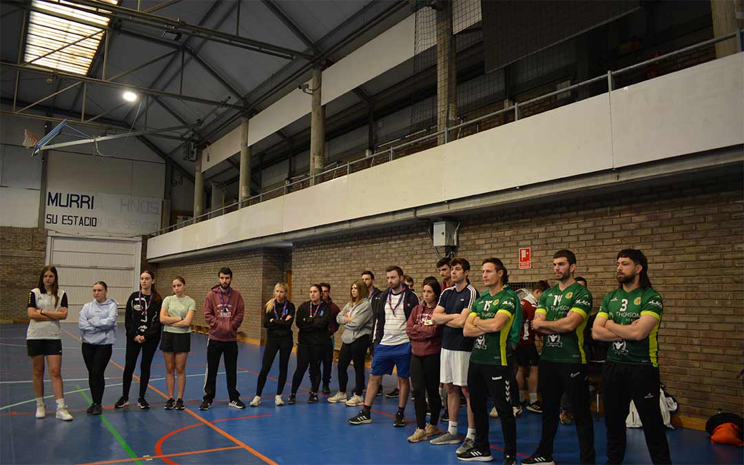Voluntarios del club Balonmano y Scouts durante la presentación de la cita./I.M.