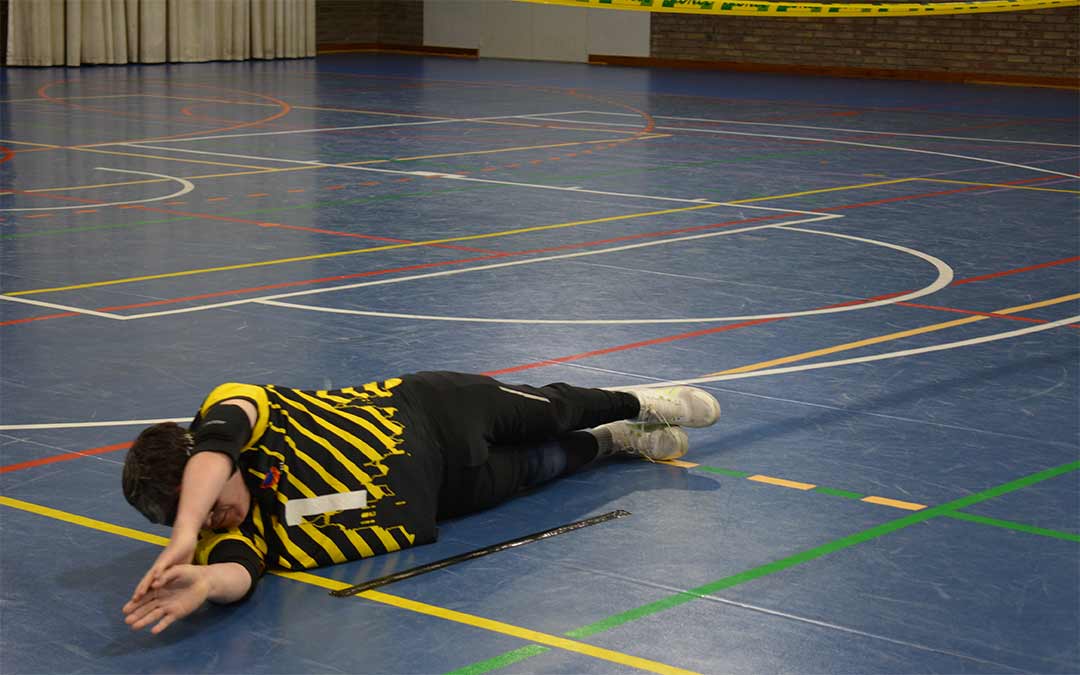 Uno de los movimientos de GoalBall para parar la pelota./I.M