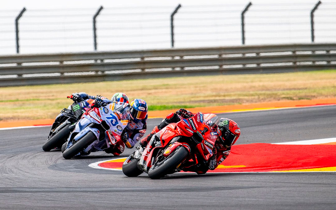 Imagen de Pecco Bagnaia, Álex Márquez y Álex Rins en 2024./ MOTORLAND