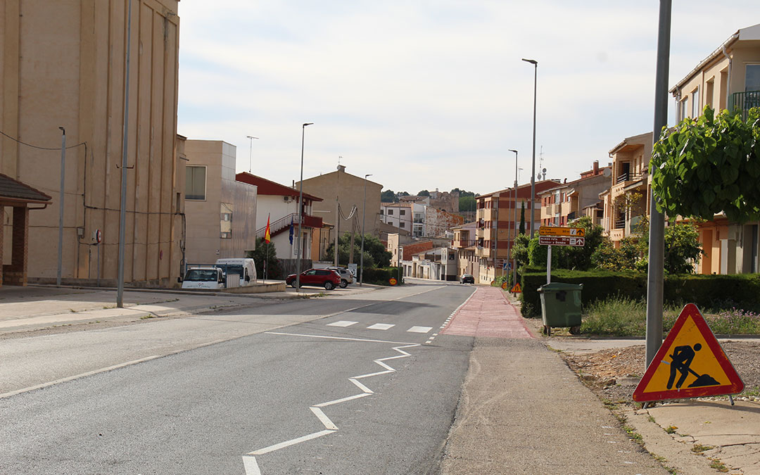 Diferencia entre un carril remodelado y otro todavía no. En la zona de la Comarca se han creado también andadores. / B.S.V.